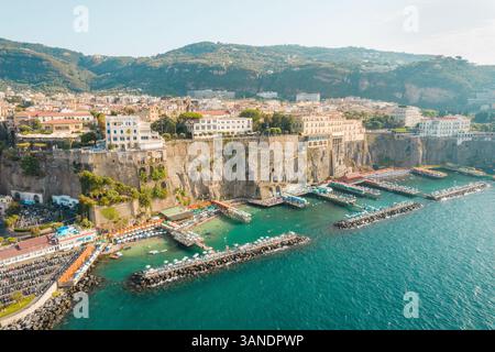 Vue aérienne de la ville balnéaire pittoresque avec de beaux bâtiments et des falaises surplombant la mer Méditerranée, Sorrente, Italie. Banque D'Images