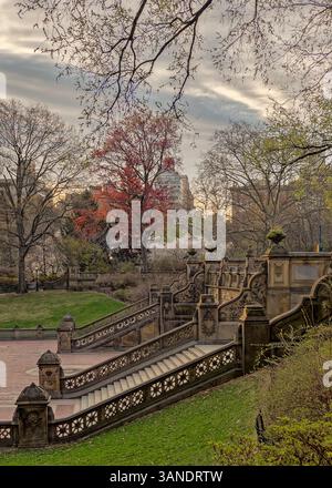 Bethesda Terrace et fontaine sont deux éléments architecturaux surplombant le lac à New York City's Central Park. Banque D'Images