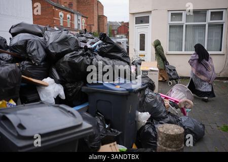 Sacs poubelle à Poplar Road à Birmingham. Les membres de Unite ont rejeté un accord visant à mettre fin à une grève de longue date des collecteurs de déchets. UNITE a déclaré que ses membres à Birmingham avaient voté massivement contre ce que l'union a décrit comme l'offre "totalement inadéquate" du conseil, qui, selon elle, comprenait toujours des réductions de salaire. Date de la photo : mardi 15 avril 2025. Banque D'Images