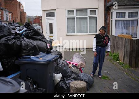 Sacs poubelle à Poplar Road à Birmingham. Les membres de Unite ont rejeté un accord visant à mettre fin à une grève de longue date des collecteurs de déchets. UNITE a déclaré que ses membres à Birmingham avaient voté massivement contre ce que l'union a décrit comme l'offre "totalement inadéquate" du conseil, qui, selon elle, comprenait toujours des réductions de salaire. Date de la photo : mardi 15 avril 2025. Banque D'Images