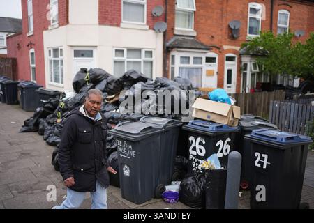 Sacs poubelle à Poplar Road à Birmingham. Les membres de Unite ont rejeté un accord visant à mettre fin à une grève de longue date des collecteurs de déchets. UNITE a déclaré que ses membres à Birmingham avaient voté massivement contre ce que l'union a décrit comme l'offre "totalement inadéquate" du conseil, qui, selon elle, comprenait toujours des réductions de salaire. Date de la photo : mardi 15 avril 2025. Banque D'Images