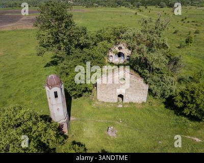 Vue aérienne drone de l'église abandonnée d'Atanasiy, Bulgarie. Banque D'Images