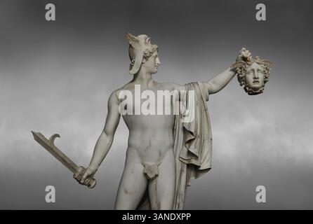 Statue de Persée Triomphant représentant Persée tenant la tête coupée de Méduse, l'un des 3 gorgons. Sculpté par Antonio Canova (1757-1822) dans le sp Banque D'Images