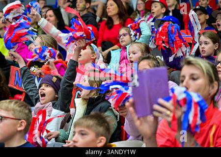 Budweis, République tchèque. 15 avril 2025. De jeunes partisans norvégiens sont vus lors du Championnat mondial féminin de l'IIHF, Groupe B, match Norvège vs Suède, à Ceske Budejovice, en République tchèque, le 15 avril 2025. Crédit : Vaclav Pancer/CTK photo/Alamy Live News Banque D'Images