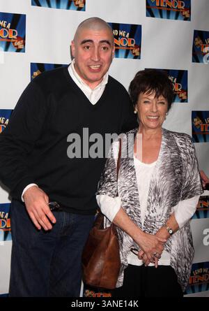 04 avril 2010 - New York, New York, États-Unis - ALFRED Molina et son épouse JILL GASCOINE arrivent à la représentation de ''Lend me A Tenor'' au Music Box Theatre de New York le 04-04-2010. 2010..K64917HMc.(crédit image : © Henry McGee/Globe photos/ZUMApress.com) Banque D'Images