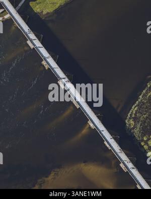Vue aérienne du pont romain historique sur la rivière avec de belles montagnes et église, Ponte de Lima, Portugal. Banque D'Images