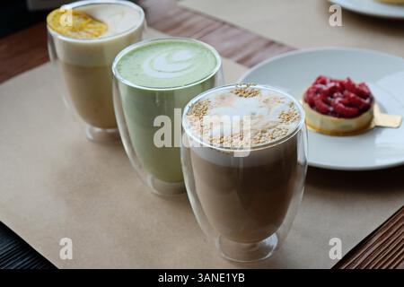 Cocktails et desserts aux saveurs différentes dans le café. Banque D'Images