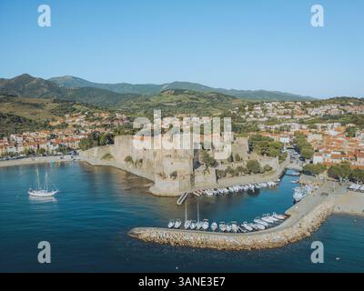 Vue aérienne du port de Collioure avec Château royal de Collioure et paysage côtier pittoresque, Collioure, France. Banque D'Images