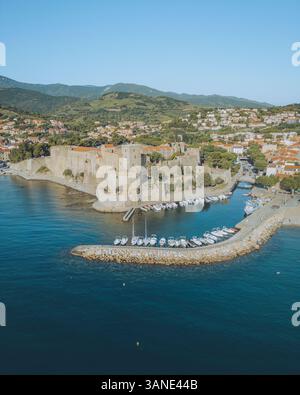 Vue aérienne du port de Collioure avec Château royal de Collioure et magnifique paysage côtier, Collioure, France. Banque D'Images