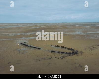 Vue aérienne de plage de sable avec épave du SS Nornen, Berrow, Burnham-on-Sea, Angleterre. Banque D'Images