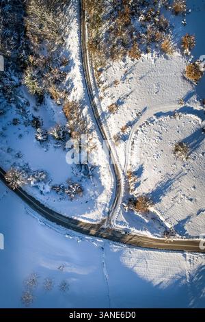 Vue aérienne d'une route d'intersection vide pendant l'hiver. Banque D'Images