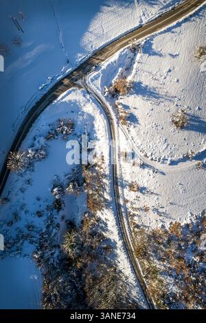 Vue aérienne d'une route d'intersection vide pendant l'hiver. Banque D'Images