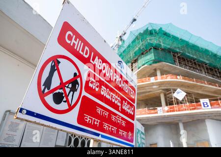 Neu Delhi, Inde. 15 avril 2025. Un panneau sur un chantier de construction en Inde indique « travail des enfants interdit ». Crédit : Peter Kneffel/dpa/Alamy Live News Banque D'Images