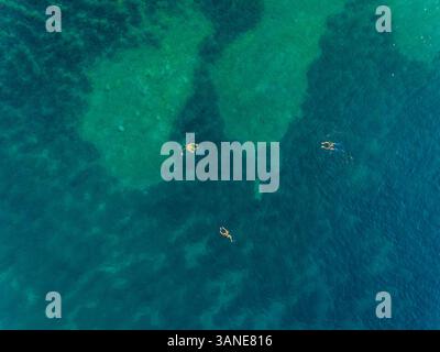 Vue aérienne de groupe nageant avec des palmes dans la mer de l'île de Kioni, Grèce Banque D'Images