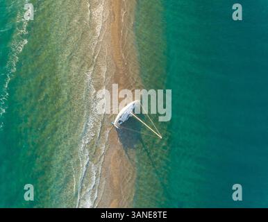 Vue aérienne d'un petit voilier coincé dans le golfe de Patras, Grèce. Banque D'Images