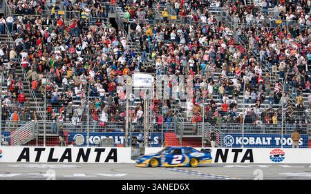 Hampton, GA - 07 mars 2010 : Kurt Busch prend le drapeau à damier pour le Kobalt Tools 500 au Atlanta Motor Speedway à Hampton, GA. (Crédit image : © ASP/Cal Sport Media/ZUMApress.com) Banque D'Images