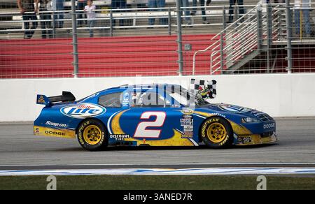 Hampton, GA - 07 mars 2010 : Kurt Busch prend le drapeau à damier pour le Kobalt Tools 500 au Atlanta Motor Speedway à Hampton, GA. (Crédit image : © ASP/Cal Sport Media/ZUMApress.com) Banque D'Images
