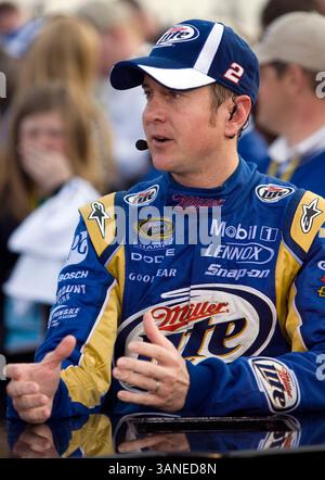 Hampton, GA - 07 mars 2010 : Kurt Busch prend le drapeau à damier pour le Kobalt Tools 500 au Atlanta Motor Speedway à Hampton, GA. (Crédit image : © ASP/Cal Sport Media/ZUMApress.com) Banque D'Images