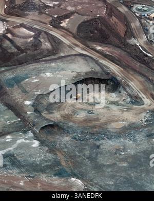 Vue aérienne des opérations minières industrielles et des machines avec des textures de lac salé sur le lac Lefroy, Australie occidentale Banque D'Images