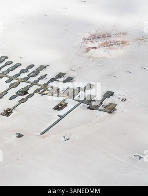 Vue aérienne des opérations minières industrielles et des machines avec des textures de lac salé sur le lac Lefroy, Australie occidentale Banque D'Images