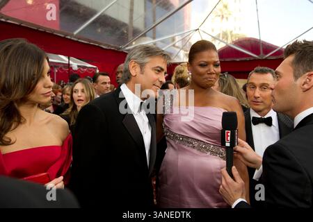 07 mars 2010 - Hollywood, Californie, États-Unis - ELISABETTA CANALIS, GEORGE CLOONEY, nominé aux Oscars du meilleur acteur pour sa performance dans « Up in the Air », LA REINE LATIFAH, ADAM SHANKMAN et RYAN SEACREST arrivent à la 82e cérémonie annuelle des Oscars au Kodak Theatre. (Crédit image : © Richard Harbaugh/A.P.A.S./ZUMA Press) Banque D'Images