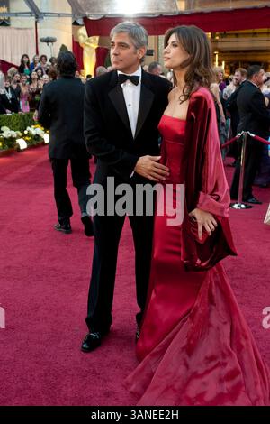 07 mars 2010 - Hollywood, Californie, États-Unis - GEORGE CLOONEY, nominé aux Oscars du meilleur acteur pour sa performance dans « Up in the Air », arrive avec ELISABETTA CANALIS à la 82e cérémonie annuelle des Academy Awards au Kodak Theatre à Hollywood, CA. (Crédit image : © Matt petit/AMPAS/ZUMApress.com) Banque D'Images