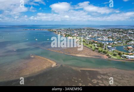 Vue aérienne de Raby Bay Foreshore Playground avec bateaux et littoral pittoresque, Brisbane, Australie. Banque D'Images