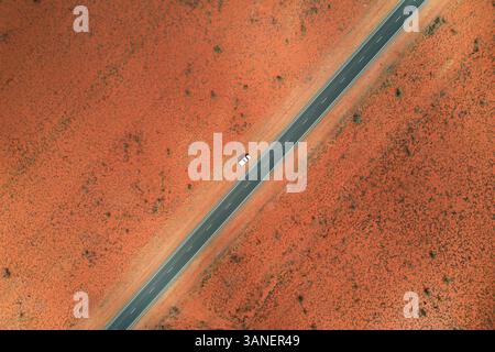 Vue aérienne d'un vaste paysage désertique aride avec un camping-car solitaire sur la Great Northern Highway, Port Hedland, Australie. Banque D'Images