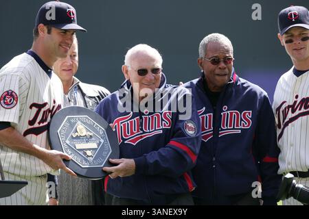 17 avril 2010 : Joe Mauer (7 ans) du Minnesota reçoit le prix du joueur le plus précieux de la Ligue américaine (Kenesaw Mountain Landis Memorial Baseball Award) des anciens Twins Greats Harmon Killerbrew et Rod Carew Justin Morneau (33 ans), également regardés lors d'un match de baseball de la Ligue majeure entre les Twins du Minnesota et les Royals de Kansas City au Target Field à Minneapolis, Minnesota. Jumeaux gagnés 6-5.(image crédit : © Josh Holmberg/Cal Sport Media/ZUMApress.com) Banque D'Images