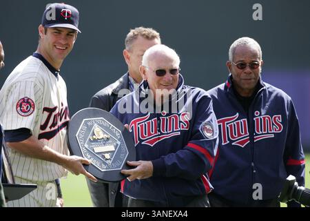 17 avril 2010 : Joe Mauer (7 ans) du Minnesota reçoit le prix du joueur le plus précieux de la Ligue américaine (Kenesaw Mountain Landis Memorial Baseball Award) des anciens grands Twins Harmon Killebrew et Rod Carew lors d'un match de baseball de la Ligue majeure entre les Twins du Minnesota et les Kansas City Royals au Target Field à Minneapolis, Minnesota. Jumeaux gagnés 6-5.(image crédit : © Josh Holmberg/Cal Sport Media/ZUMApress.com) Banque D'Images