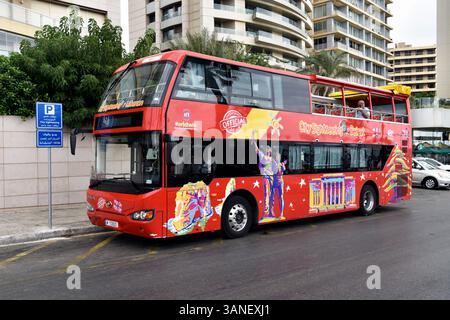 Bus touristique CitySightseeing garé le long de la Corniche, Beyrouth, Liban Banque D'Images