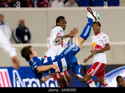 17 avril 2010 : Zach Loyd (19 ans) de Dallas fait une tentative de coup de pied lors d'un match en MLS entre les Red Bulls de New York et le FC Dallas au Red Bull Arena de Harrison, New Jeresy. Les Red Bulls de New York sont venus de derrière en deuxième mi-temps pour battre le FC Dallas 2-1 (crédit image : © Duncan Williams/Cal Sport Media/ZUMApress.com) Banque D'Images