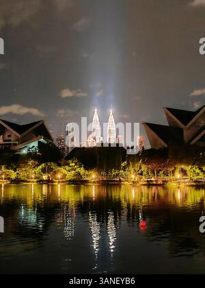 Kuala Lumpur. 12 avril 2025. Cette photo prise le 12 avril 2025 montre les tours jumelles Petronas à Kuala Lumpur, en Malaisie. Kuala Lumpur, la capitale de la Malaisie, est parsemée de bâtiments distinctifs. Un mélange d'architecture traditionnelle et moderne rend la ville pleine de charme. Crédit : Ding Lin/Xinhua/Alamy Live News Banque D'Images