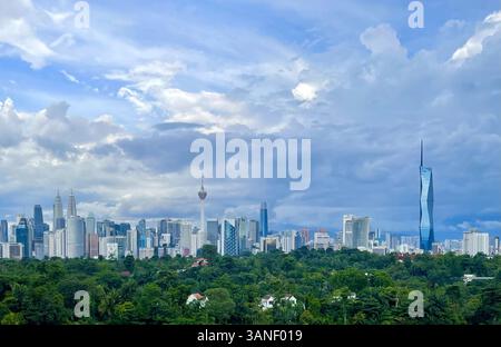 Kuala Lumpur. 12 avril 2025. Cette photo prise le 12 avril 2025 montre le paysage urbain de Kuala Lumpur, Malaisie. Kuala Lumpur, la capitale de la Malaisie, est parsemée de bâtiments distinctifs. Un mélange d'architecture traditionnelle et moderne rend la ville pleine de charme. Crédit : Yao Dawei/Xinhua/Alamy Live News Banque D'Images