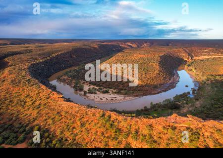 Vue aérienne du fleuve Murchison serpentant à travers des canyons escarpés et des formations rocheuses, parc national de Kalbarri, Australie occidentale. Banque D'Images