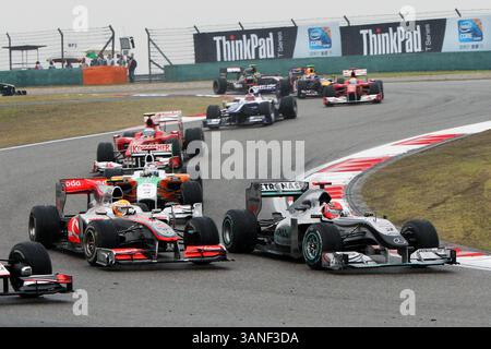 18 avril 2010 - Shanghai, Chine - Lewis Hamilton (GBR) McLaren MP4/25 et Michael Schumacher (GER) Mercedes GP MGP W01 s'affrontent au redémarrage. ..Championnat du monde de formule 1, Rd 4, Grand Prix de Chine, course. (Crédit : © Sutton Motorsports/ZUMApress.com) Banque D'Images