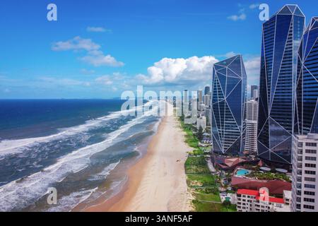 Vue aérienne de Surfers Paradise avec plage, océan et gratte-ciel, Gold Coast, Australie. Banque D'Images