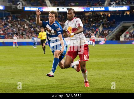 17 avril 2010 : Zach Loyd (19 ans) de Dallas et Macoumba Kandji (10 ans) des Red Bulls se disputent une position sur le ballon en première mi-temps lors d'un match en MLS entre les Red Bulls de New York et le FC Dallas au Red Bull Arena de Harrison, New Jeresy. Les Red Bulls de New York sont venus de derrière en deuxième mi-temps pour battre le FC Dallas 2-1 (crédit image : © Duncan Williams/Cal Sport Media/ZUMApress.com) Banque D'Images
