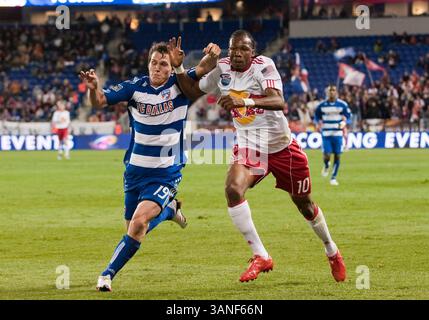 17 avril 2010 : Zach Loyd (19 ans) de Dallas et Macoumba Kandji (10 ans) des Red Bulls se disputent une position sur le ballon en première mi-temps lors d'un match en MLS entre les Red Bulls de New York et le FC Dallas au Red Bull Arena de Harrison, New Jeresy. Les Red Bulls de New York sont venus de derrière en deuxième mi-temps pour battre le FC Dallas 2-1 (crédit image : © Duncan Williams/Cal Sport Media/ZUMApress.com) Banque D'Images