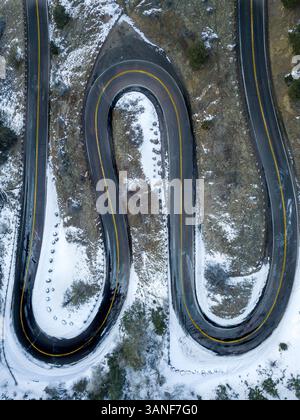 Vue aérienne de Lookout Mountain Roway, fonte de la neige, chaussée noire, vue de dessus à Golden, Colorado. Banque D'Images