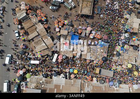 Vue aérienne de gens dans un marché communautaire à Waterloo, Sierra Leone Banque D'Images