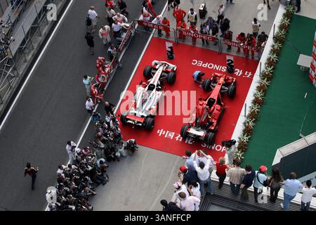 Les voitures de Lewis Hamilton (GBR) McLaren Mercedes MP4/23 et Kimi Raikkonen (fin) Ferrari F2008 au parc ferme après les qualifications...Championnat du monde de formule 1, Rd17, Grand Prix de Chine, Journée des qualifications, circuit international de Shanghai, Shanghai, Chine, samedi 18 octobre 2008. Banque D'Images