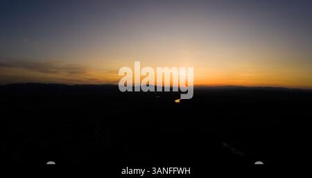 Vue aérienne panoramique du coucher de soleil de silhouette, derrière les montagnes, Zagreb, Croatie. Banque D'Images