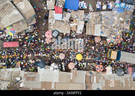 Vue aérienne de gens dans un marché communautaire à Waterloo, Sierra Leone Banque D'Images