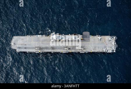 Rome, Italie - 12 mars 2013 : vue aérienne d'un groupe d'avions AV-8B de la marine italienne sur le pont d'envol lors d'une navigation de l'aircra italien Banque D'Images
