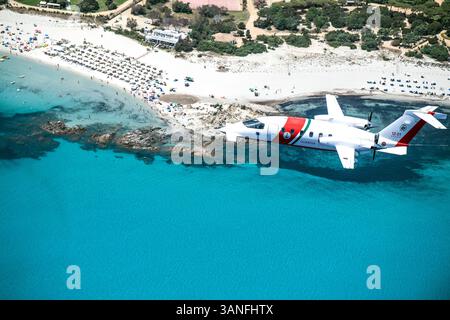 Sardaigne, Italie - 16 juillet 2018 : vue aérienne d'un avion P-180 des garde-côtes italiens survolant la plage de Poetto, Cagliari, Sardaigne, Italie. Banque D'Images