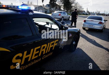 Feb. 09, 2010 - Riverbank, Californie, États-Unis - (BART AH YOU/bahyou@modbee.com). Donnie Worsham, adjoint du comté de Stanislaus, marche d'une voiture de patrouille à un véhicule qui a fait un demi-tour illégal en face de Riverbank High School. Riverbank utilise le code municipal au lieu du code de véhicule pour placer les véhicules. Les amendes sont généralement moins coûteuses pour les conducteurs. . 9 février 2010 (image crédit : © Modesto Bee/ZUMApress.com) Banque D'Images