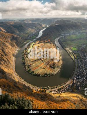 Vue aérienne des méandres de la Moselle avec des navires et des collines pittoresques en automne, Bremm, Rhénanie-Palatinat, Allemagne. Banque D'Images