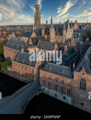 Vue aérienne du centre-ville de Bruges, vieux bâtiments, toits de tuiles, Stadhuis de l'hôtel de ville de Bruges Banque D'Images