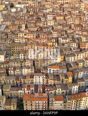 Vue aérienne de la vieille ville pittoresque avec de charmantes maisons Gangi, Palerme, Italie. Banque D'Images